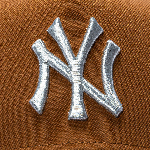 New Era 9Forty A-Frame New York Yankees 1998 World Series Patch Snapback Hat - Khaki, Metallic Silver New Era