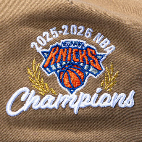 New Era 19Twenty New York Knicks 2025 - 2026 Champs Patch Wreath Snapback Pre-Curved Hat - Khaki, Navy New Era