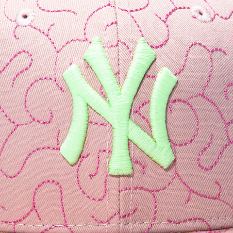New Era 59Fifty Spooky Szn New York Yankees 1999 World Series Patch Hat - Pink New Era