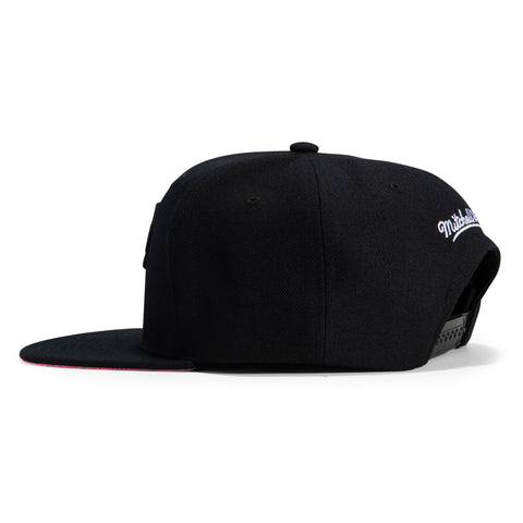 Mitchell & Ness Pop UV Chicago Bulls Patch Snapback Hat - Black